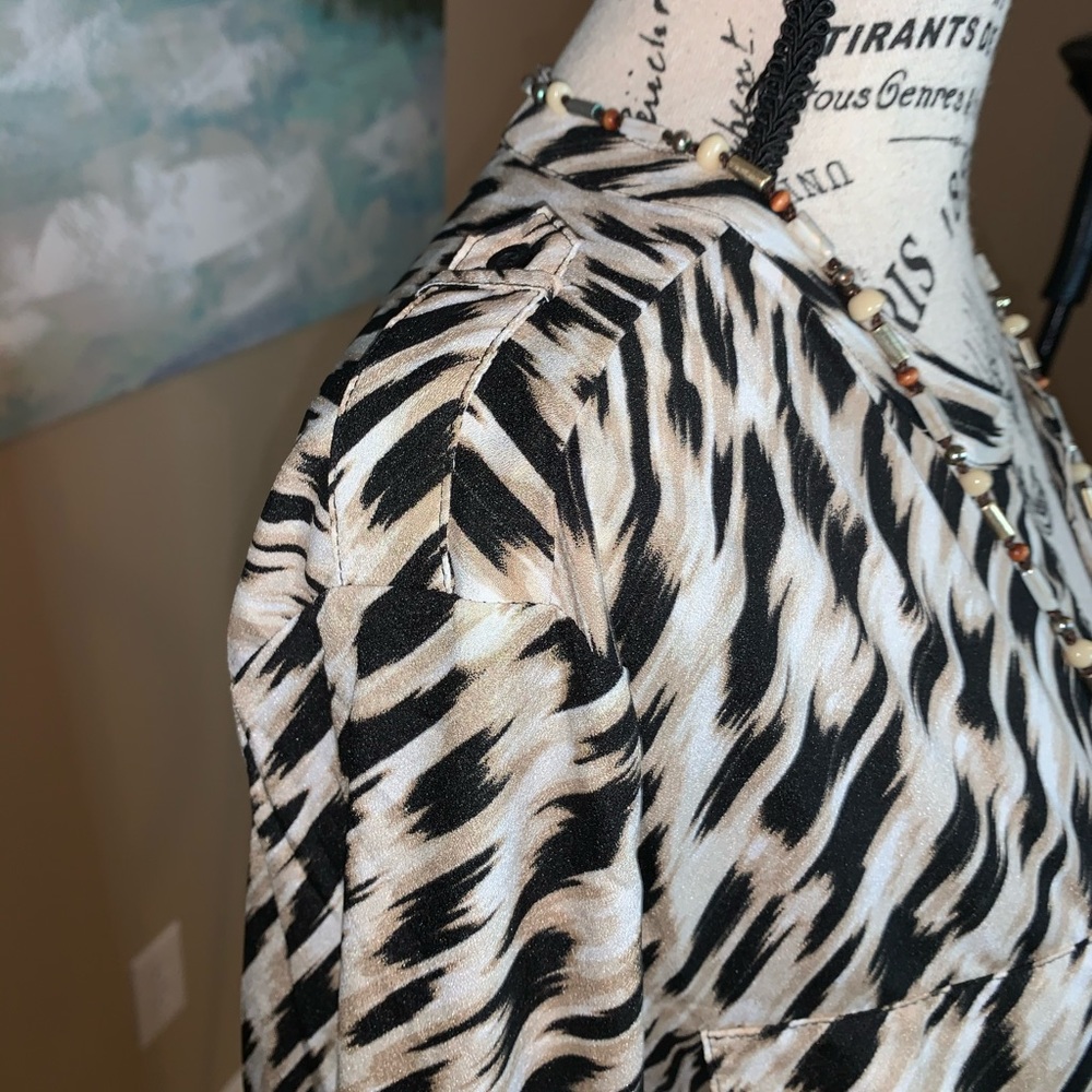 Chic Animal Print Calvin Klein Blouse - Picture 8 of 8